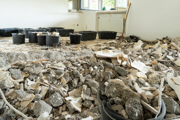 Removal of the screed for the subsequent installation of underfloor heating. Entfernung des Estrichs für den nachträglichen Einbau einer Fußbodenheizung