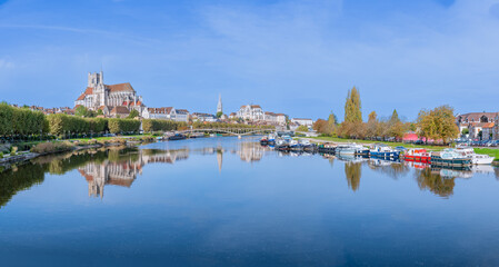 Cathédrale Saint Etienne de Auxerre de jour avec reflet dans le fleuve de Yonne. France.	