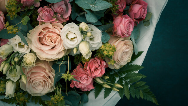 Bouquet de fleurs dans les tons pastels avec son papier d'emballage