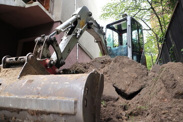 Minikoparka podczas ciężkich robót ziemnych © jarizPJ