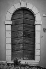 vecchio portone bianco nero