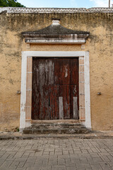 Fototapeta na wymiar Door on the Road of the firars, Valladolid, Yucatan