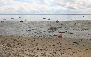Obraz premium beached boats stranded during low tide