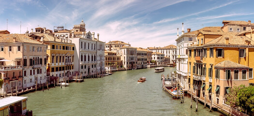 Kanaalpanorama in Venetië op een zonnige dag