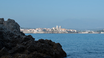 La vieille ville d'Antibes depuis le Cap Antibes, Côte d'Azur, France