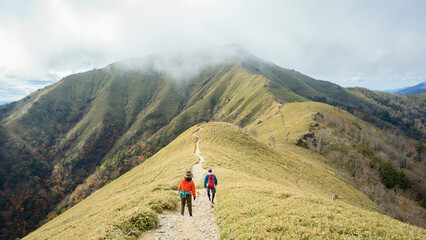 剣山の登山道から見る次郎笈 © IEPPEI
