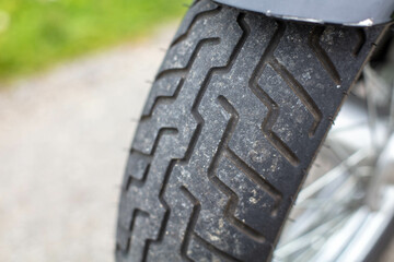 Rainures d'un pneu avant sâle d'un motocyclette