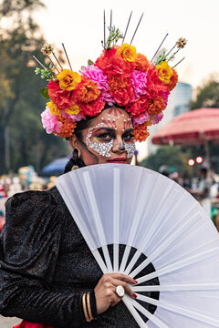 Mujer caracterizada de catrina en el desfile de catrina de la ciudad de M&eacute;xico.
