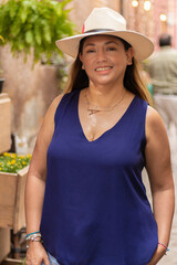 Latina morena con sombrero disfrutando de los callejones del pueblo