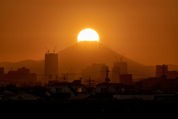 東京の巨大ビル群とダイヤモンド富士　市川市江戸川土手（手前つぶれ修正バージョン）