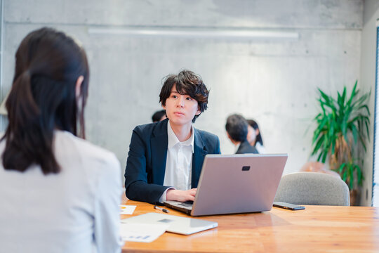 対面で営業をするセールスパーソン