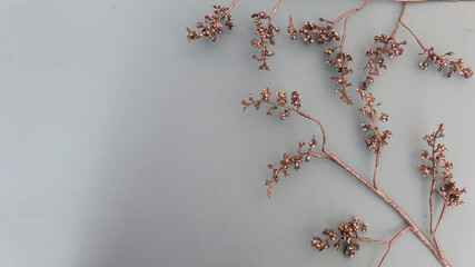 Rama plateada con piedritas. 