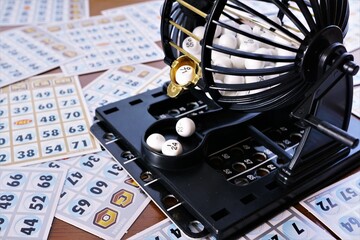 ビンゴゲーム機とビンゴカード