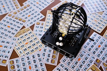 ビンゴゲーム機とビンゴカード