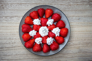 Assiette de fraise avec crème chantilly, présentation graphique