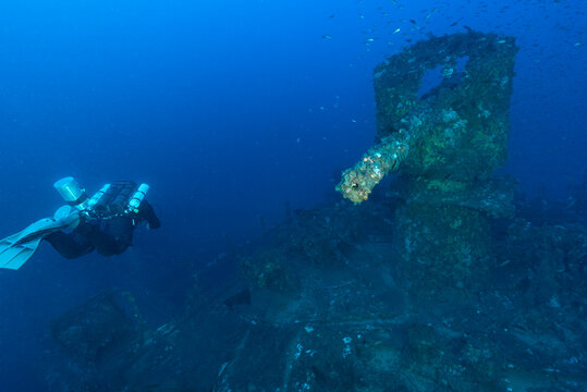 Piroscafo Salpi, affondato vicino a Capo Ferrato, Sardegna, il cannone del ponte principale sul lato sub con rebreather