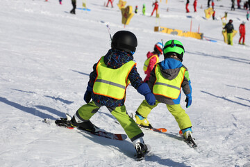 Kinder in der Skischule - obrazy, fototapety, plakaty