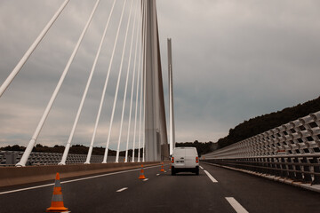 Pont suspendu, autoroute