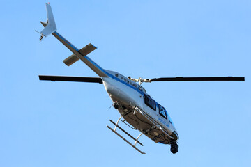 Helikopter policji polskiej podczas akcji pościgowej za uciekinierem.
