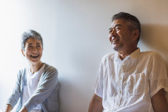 笑顔の日本人シニア夫婦