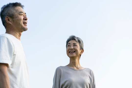 遠くを眺める日本人シニア夫婦