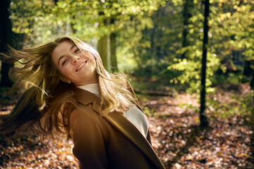 Jeune femme &agrave; la campagne dans la foret en automne