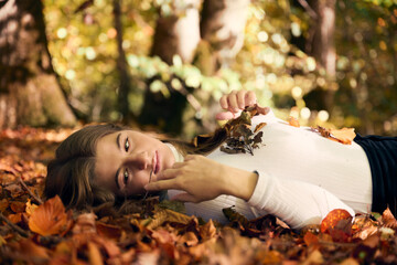 Jeune femme &agrave; la campagne dans la foret en automne