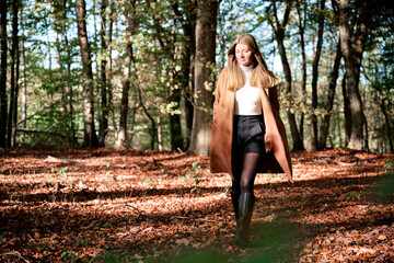 Jeune femme à la campagne dans la foret en automne