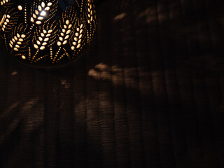 畳に映されたランプの光