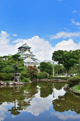 日本庭園に映る大阪城天守閣