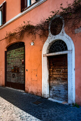 Obraz premium Façade de maison de ville dans une ruelle à Rome en Italie