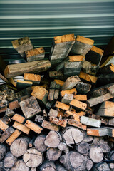 Bois de chauffage stockés dans une remise