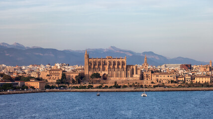 Obraz premium Catedral-Basilica de Santa Maria de Mallorca in Palma, Spain. Sunny Sunrise.