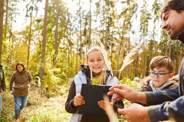 Kinder und Förster beim Botanik Unterricht im Wald