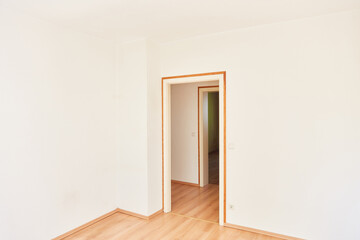 Ecke vom Raum in einem leeren Zimmer einer Wohnung