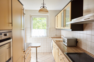 Küchenzeile mit Mikrowelle in kleiner Küche