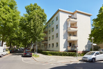 Mehrfamilienhaus an Kreuzung von Straße in Berlin