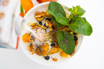 gesundes  Frühstücksmüsli mit veganer Milch