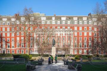 Grosvenor Square, a large garden square in the Mayfair district of London, England - obrazy, fototapety, plakaty