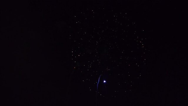 埼玉県入間郡三芳町で、秋の夜空を輝かせる打ち上げ花火が最高です。【撮影日時】2022-11-03