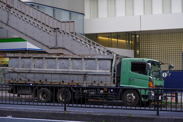 青山通りにとまるトラック