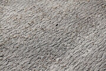 Grauer Asphalt, Straßenbelag mit Steinchen, Deutschland