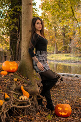 Frau mit geschnitzten Kürbis an Halloween im Wald