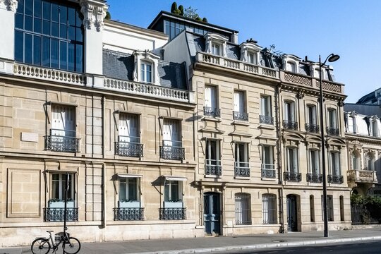 Facade of a beautifully ornamented building with in Paris at the rue de Prony