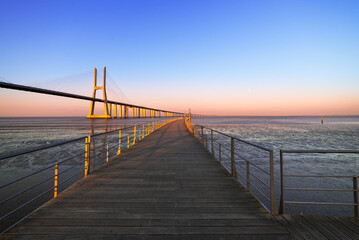 Lange blootstelling van Vasco da Gama-brug bij zonsondergang, Lissabon