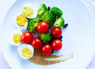 Broccoli, eggs and fresh cherry tomatoes for Breakfast.