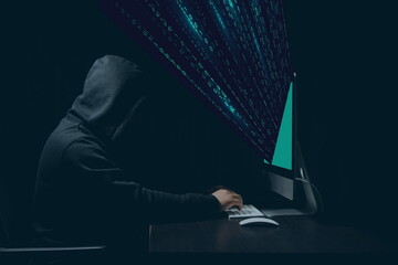 Pirate devant son ordinateur vole des données informatiques - Ambiance cyan