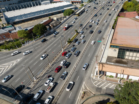 Imagem aérea da Radial Leste em São Paulo, importante avenida que liga a zona leste ao centro de São Paulo