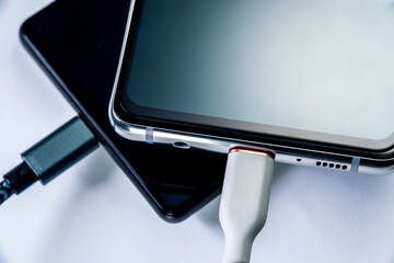 スマートフォンを充電するシーン クローズアップ