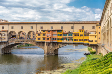 Ponte Vecchio depuis les Lungarni, les quais de la rive droite de l'Arno, à Florence, Italie